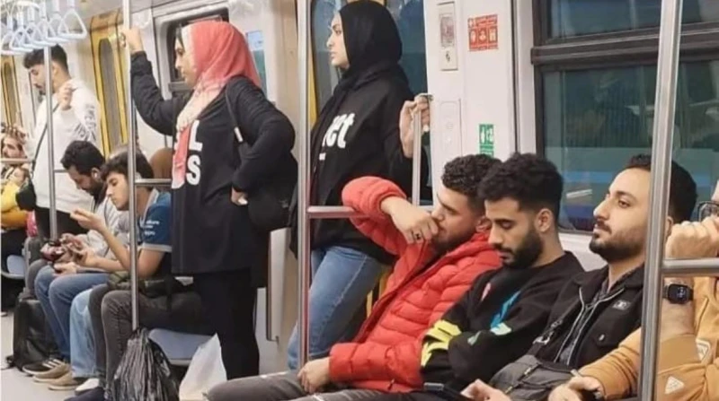 "بنات واقفين وشباب قاعدين"، تباين آراء حول صورة مثيرة للجدل من داخل المترو