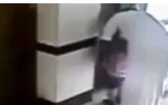 مسن استدرج طفلة وتعدى عليها داخل بيته: اخصووووووه