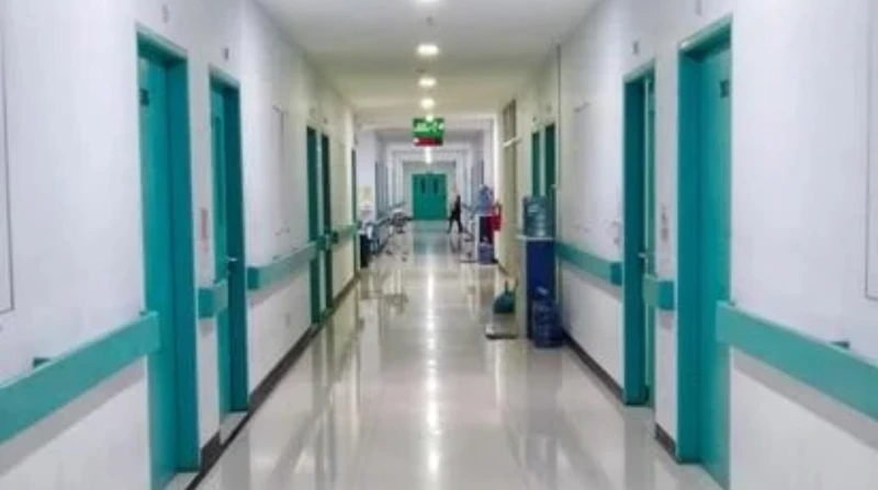 "دخلت على رجليها وخرجت بكرسي"، مأساة مريضة دفعت 185 ألف جنيه لمستشفى خاص بالتجمع