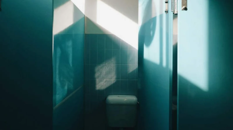 "بيدخل الحمام كتير"، دعوى ضد شركة صينية بسبب فصل موظف تعسفيًا