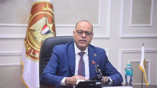 وزير العمل يصدر قرارًا بتقسيم الإجازات الدينية للمسيحيين ويشعل جدلًا واسعًا