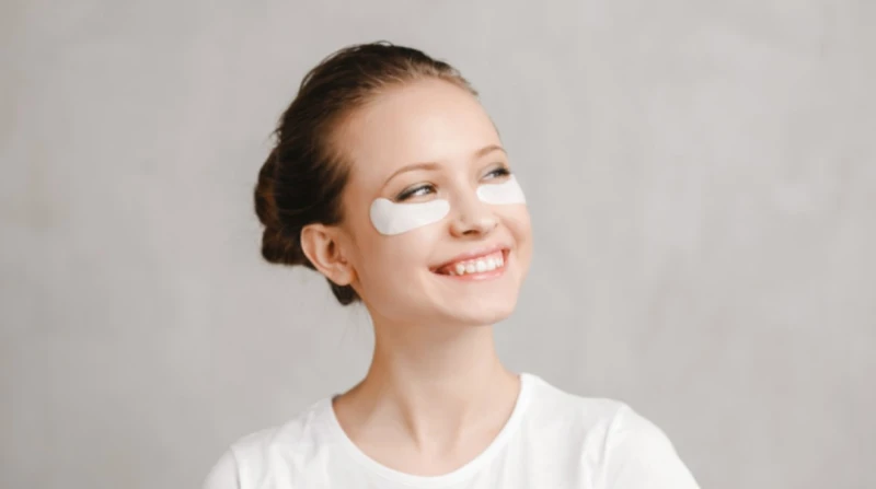 ماسك الحليب البارد، وسيلة طبيعية لتخفيف الهالات السوداء