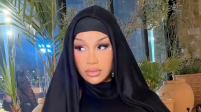 بإطلالة محتشمة، كاردي بي تُغرد بالعربية عن الأجواء في السعودية