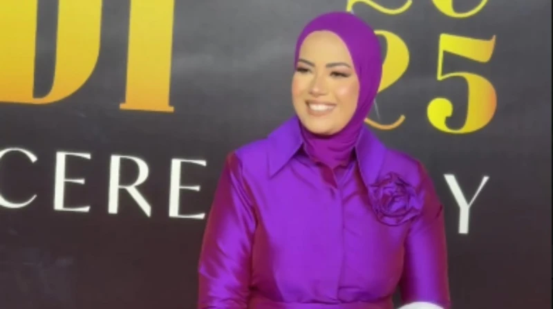 بفستان محتشم، آية عبدالرحمن مذيعة دولة التلاوة في مهرجان وشوشة