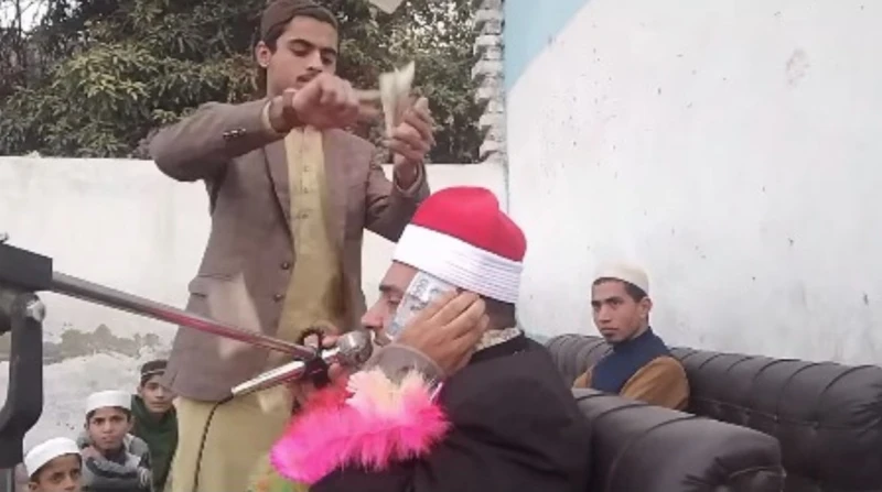 بعد رمي الأموال عليه بباكستان، الملاح يقدم اعتذارا رسميا لنقابة محفظي القرآن (خاص)