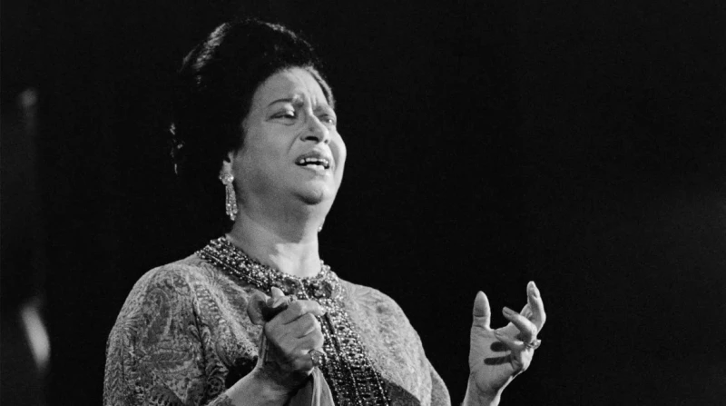 حفلة باريس والمسلة، لقاء نادر لـ أم كلثوم يكشف دورها الداعم للجيش المصري بعد النكسة