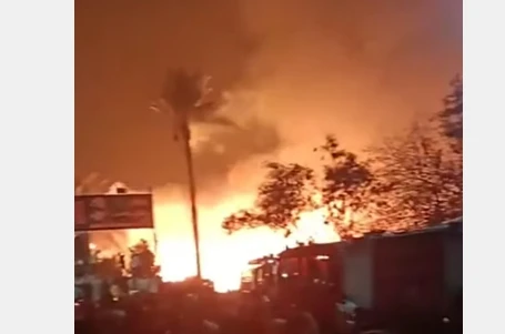 تفاصيل مرعبة في حريق مخزن خشب بمؤسسة الزكاة : النار وصلت السما
