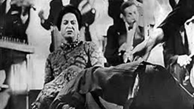 في ذكرى ميلادها.. أم كلثوم تروي قصة وكواليس سقوطها على المسرح |لقاء نادر