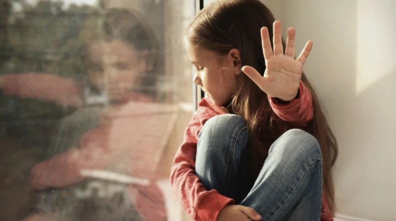 كيف يمكن للأهل مساعدة أطفالهم على التعافي من صدمات الاعتداء؟ (خاص)