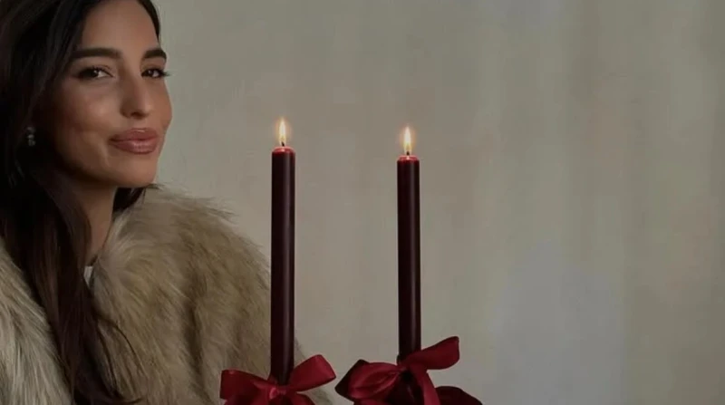 دليلك لإطلالات ليلة الكريسماس.. فساتين براقة وألوان دافئة