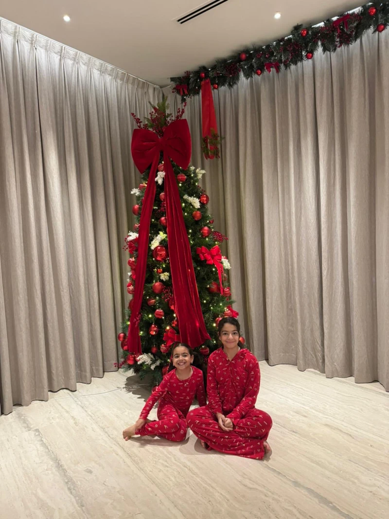 الكريسماس وصل بيت صلاح.. مكة وكيان نجوم الصورة