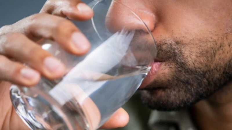 "مضغ الماء" يحسن الهضم ويقلل الحموضة بالمعدة