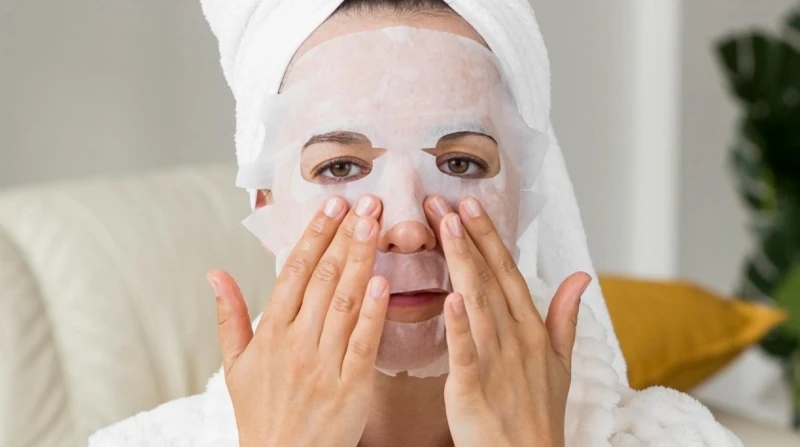 قبل احتفالات رأس السنة، 6 نصائح تمنحك إطلالة مشرقة بـ"تنظيف عميق" لبشرتك