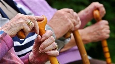 خدمة لتيسير حياة كبار السن.. القانون ينظم توصيل المعاش إلى المنازل برسوم رمزية