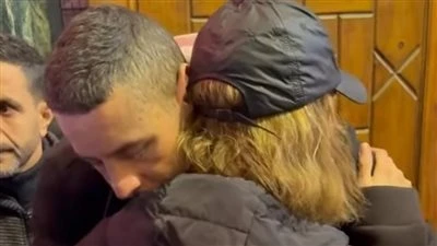 بكى في حضنها.. منة شلبي تواسي أحمد الفيشاوي في عزاء والدته سمية الألفي