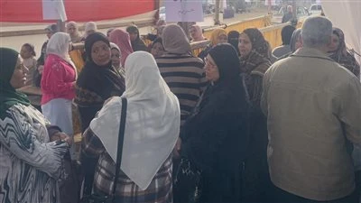 توافد كثيف للناخبين على لجان الاقتراع بمنشأة القناطر بالجيزة للتصويت في انتخابات النواب 2025