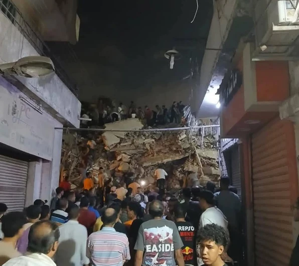 6 مصابين حتى الان في انهيار عقار أمبابة : الطف يارب