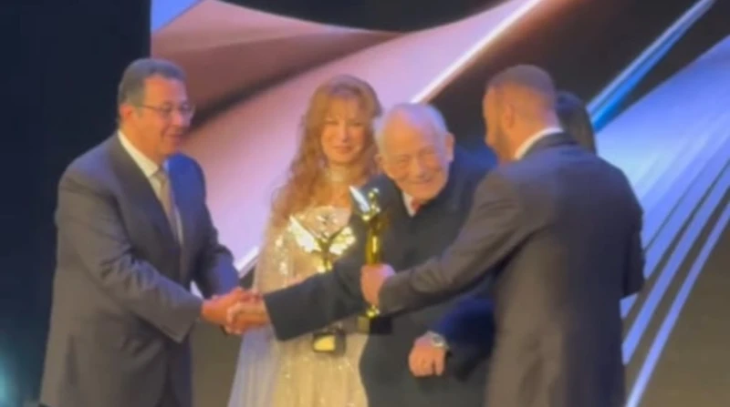 السقا انحنى له، مهرجان وشوشة يكرم رشوان توفيق بجائزة "الأفضل"