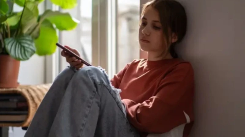 كيف تؤثر وسائل التواصل الاجتماعي على الصحة النفسية للفتيات؟