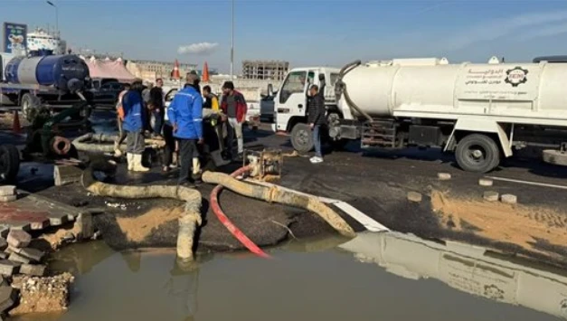 كسر مفاجئ بخط صرف صحي رئيسي في القاهرة الجديدة: جاري السيطرة