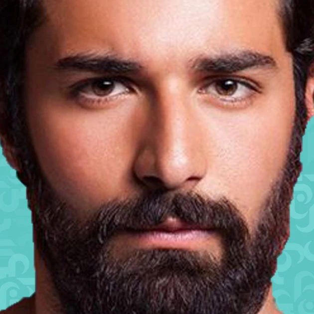 أحمد حاتم يؤدي مناسك العمرة برفقة أحمد داود