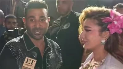 أحمد سعد يقبل يد أصالة قبل حفلها في دبي: صوتها أحلى حاجة في الدنيا