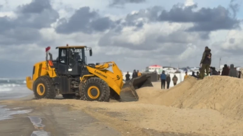 لحماية مخيمات النازحين، البلدوزر المصري يبني حاجزا رمليا على شواطئ غزة