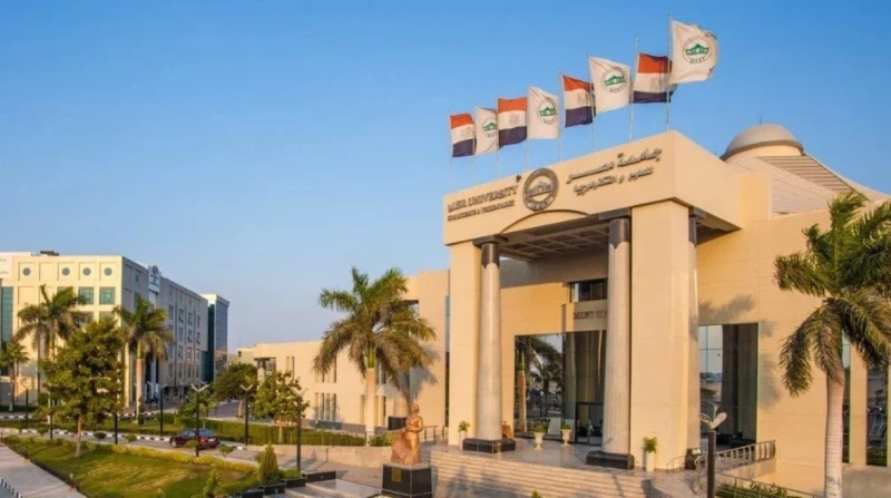 الأولى على الدفعة، خريجة إعلام بجامعة مصر "مركونة سنتين" وبنت عضو مجلس الأمناء أخذت مكانها