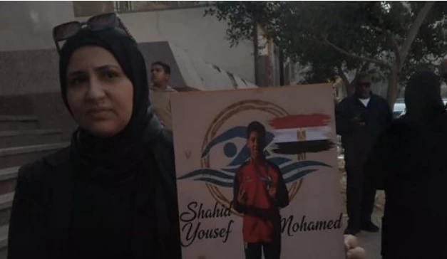 والدة السباح يوسف محمد من أمام المحكمة: أطالب بالقصاص العادل