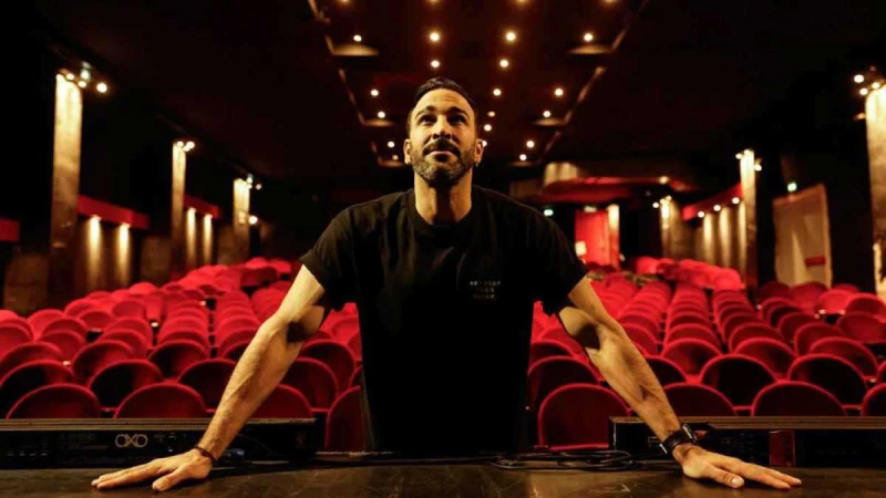 من المستطيل الأخضر لخشبة المسرح… “عادل رامي” غير اللعبة