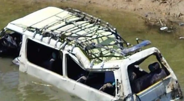 السواق ده مسطول ولا ايه : ميكروباص اتقلب في ترعة المريوطية بالركاب