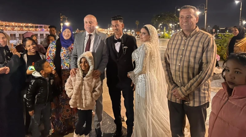 لفتة عفوية، محافظ الأقصر يوقف موكبه لتهنئة عروسين على الكورنيش