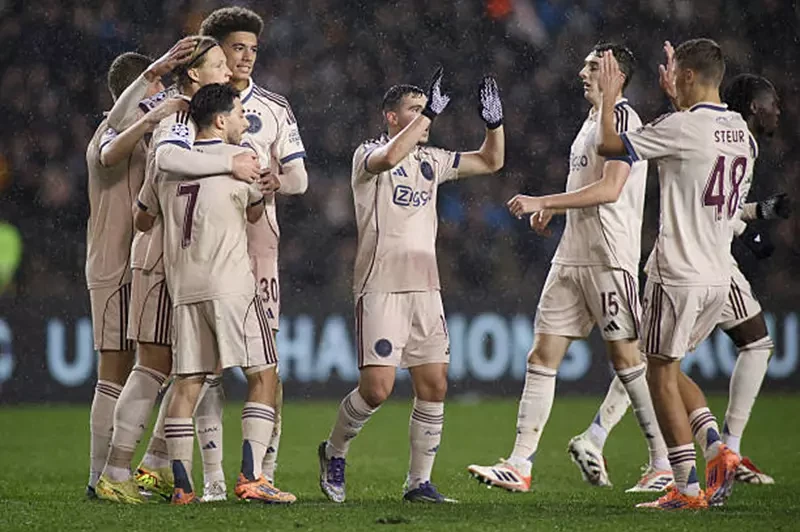 أوسكار جلوك وكاسبر دولبيرج يقودان أياكس للانتصار