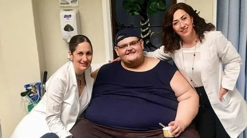 وصل وزنه لـ 1322 رطلا، تفاصيل وفاة أضخم رجل في العالم