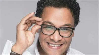 عمل لبنتي مكياج في فرحها.. إسعاد يونس تنعي الماكيير محمد عبد الحميد