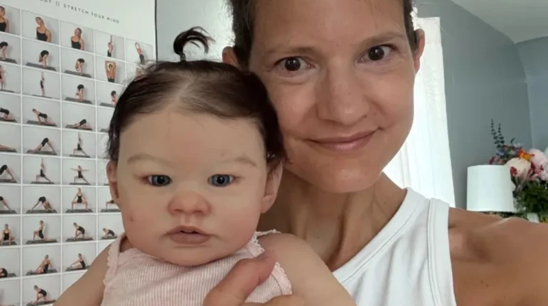 "أم الدمى" تثير الجدل.. سخرية وانتقادات رغم أرباح تتجاوز 200 ألف دولار سنويًا