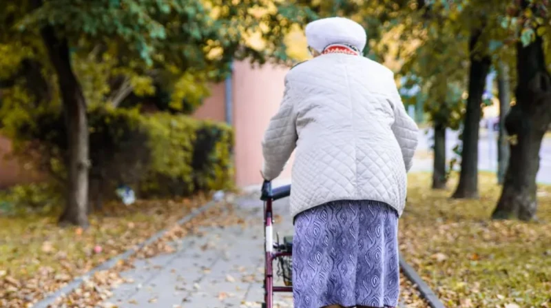 بطولة بالصدفة، مسنة تنقذ حياة أطفال ونساء خلال رياضتها الصباحية