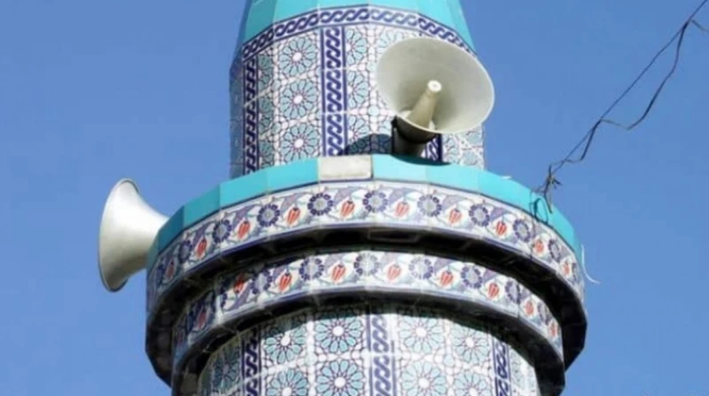 مزايدة إيمانية أم شعائر روحانية؟ مشادة كلامية تفجر خلافات فقهية حول إذاعة قرآن الفجر