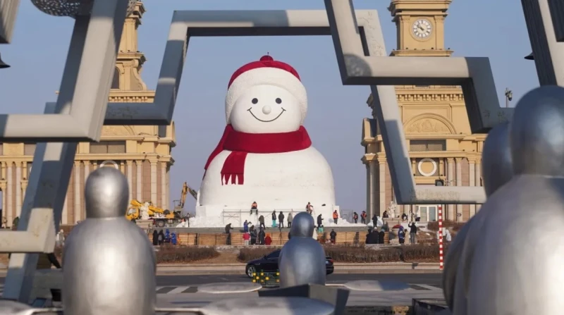 بارتفاع 6 طوابق، الصين تخطف الأنظار برجل الثلج العملاق