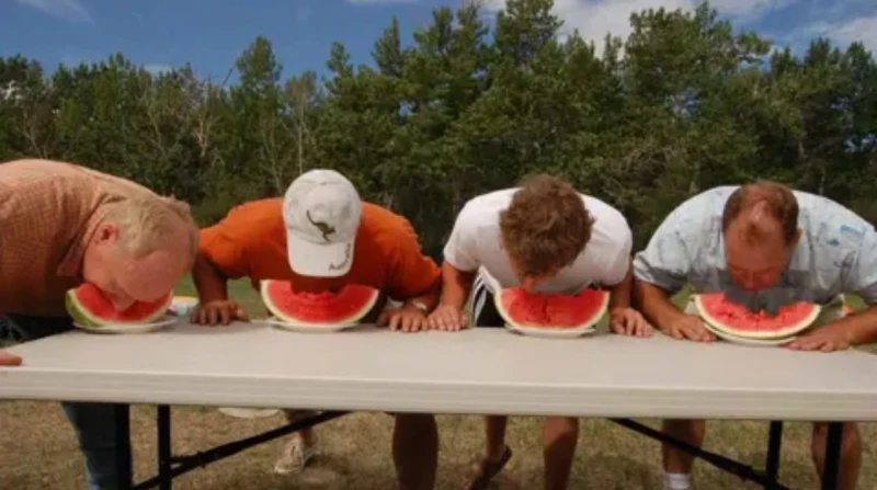 مسابقة أكل البطيخ في البرازيل تكتب سطور النهاية لرجل أمام عائلته