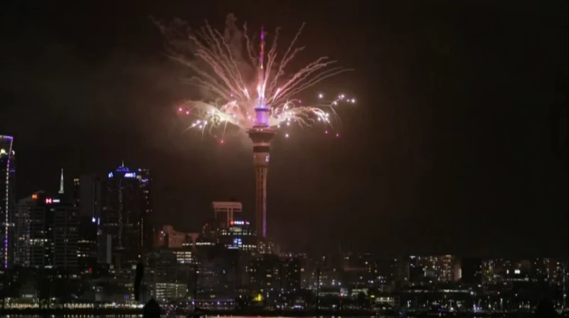 "أوكلاند" أول مدينة في العالم تستقبل السنة الجديدة 2026 (فيديو)