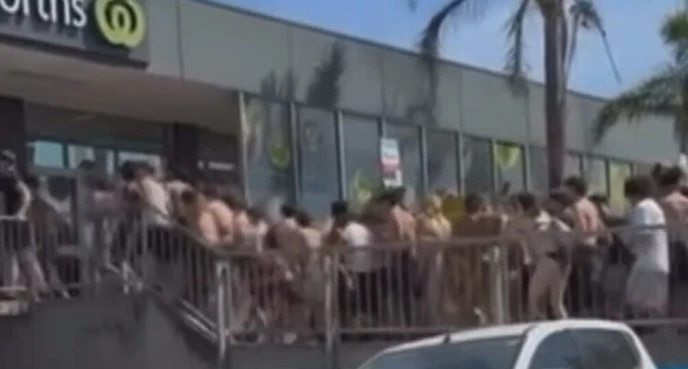 سطو جماعي في أستراليا.. 200 مراهق يخربون ويسرقون متجرا في وضح النهار