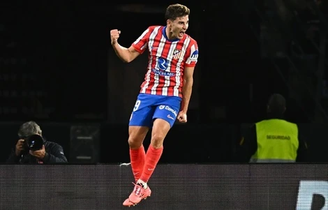 مهاجم أتلتيكو يرد بهدوء على شائعات برشلونة
