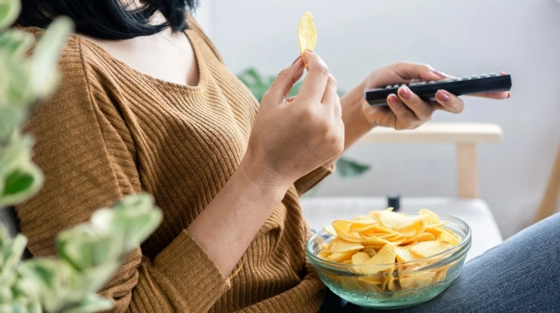 التلفزيون "عدو" الوزن المثالي، لماذا يعتبر الهاتف أقل ضررا خلال تناول الطعام؟