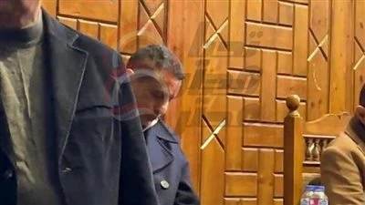 مكسور وحزين.. أول ظهور لـ أحمد الفيشاوي في عزاء سمية الألفي