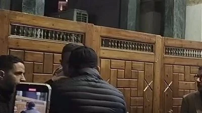 السقا أبرزهم.. نجوم الفن يؤدون واجب عزاء الفنانة سمية الألفي