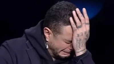 استحملت كتير.. صدمة أحمد الفيشاوي في عزاء والدته سمية الألفي