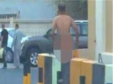 خليجي ماشي عريان وسط الشارع في الشيخ زايد: سكران طينة