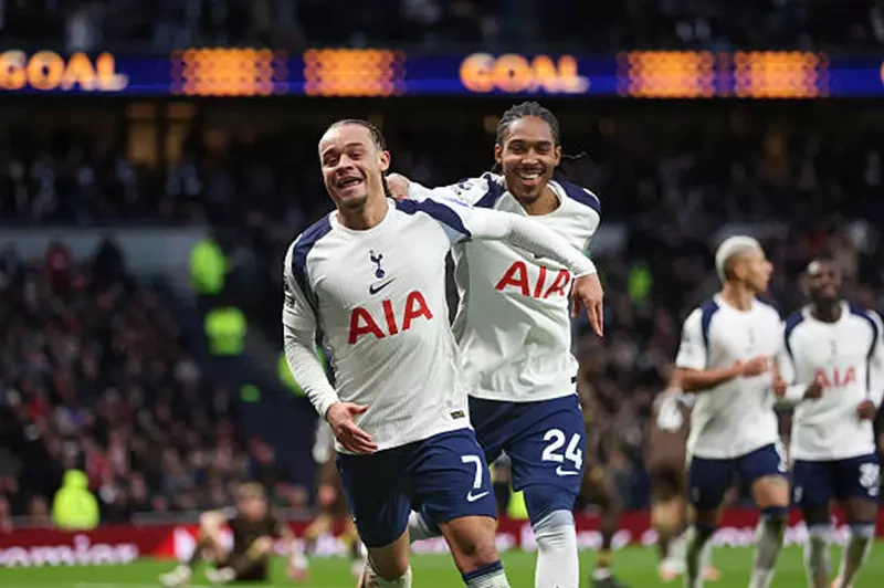 توتنهام يتجاوز برينتفورد 2-1 في الدوري الإنجليزي