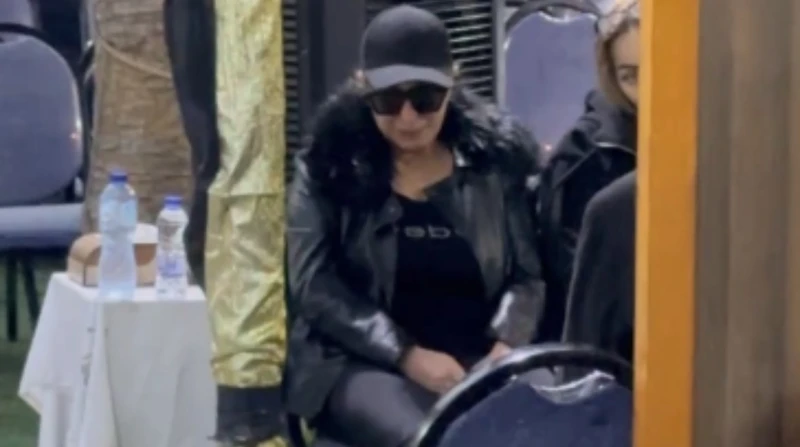 انهيار لمياء الأمير في عزاء شقيقها بمسجد آل رشدان (صور)